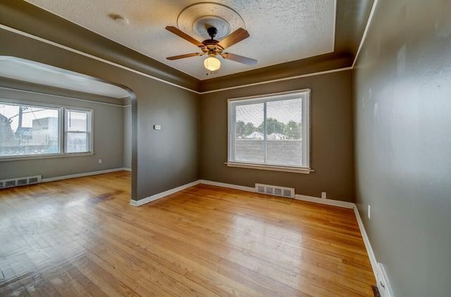 27 E Milton 2, Hazel Park, MI 48030