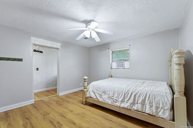1221 ENCINO DR, Pleasanton, TX 78064
