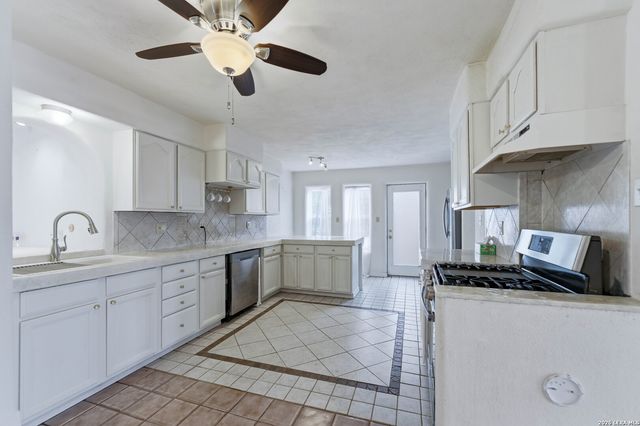 1221 ENCINO DR, Pleasanton, TX 78064