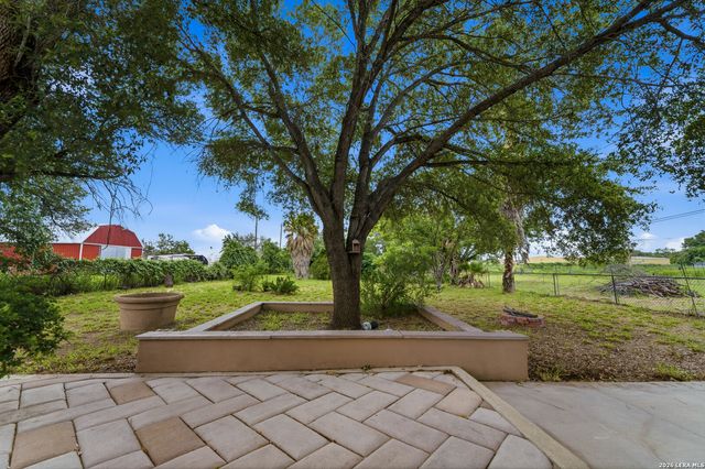 1221 ENCINO DR, Pleasanton, TX 78064
