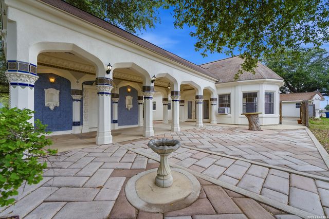 1221 ENCINO DR, Pleasanton, TX 78064