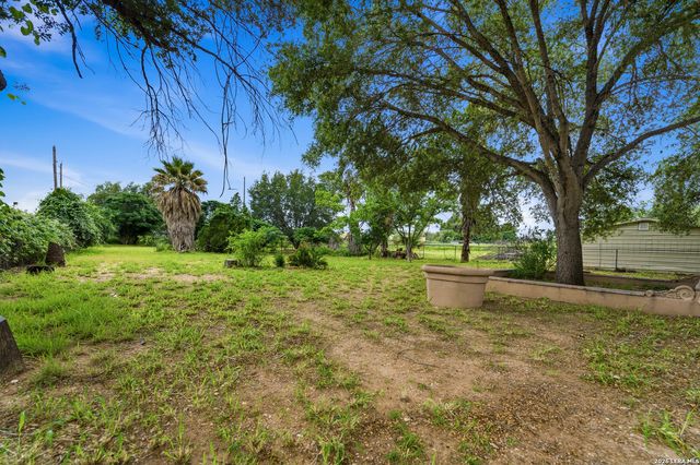 1221 ENCINO DR, Pleasanton, TX 78064