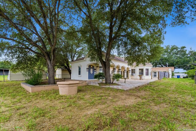 1221 ENCINO DR, Pleasanton, TX 78064