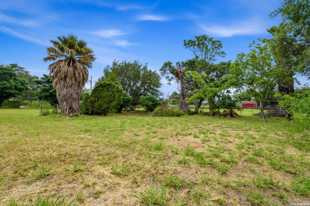 1221 ENCINO DR, Pleasanton, TX 78064