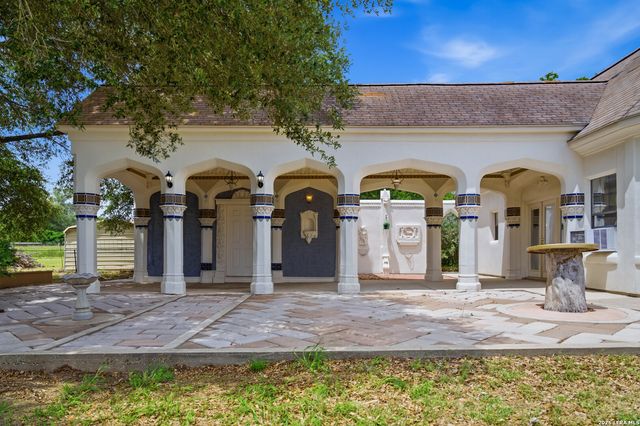 1221 ENCINO DR, Pleasanton, TX 78064