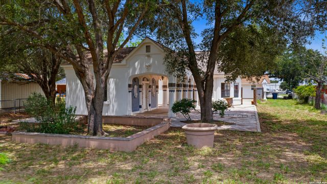 1221 ENCINO DR, Pleasanton, TX 78064