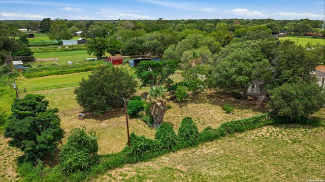 1221 ENCINO DR, Pleasanton, TX 78064