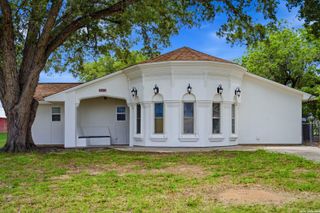 1221 ENCINO DR, Pleasanton, TX 78064