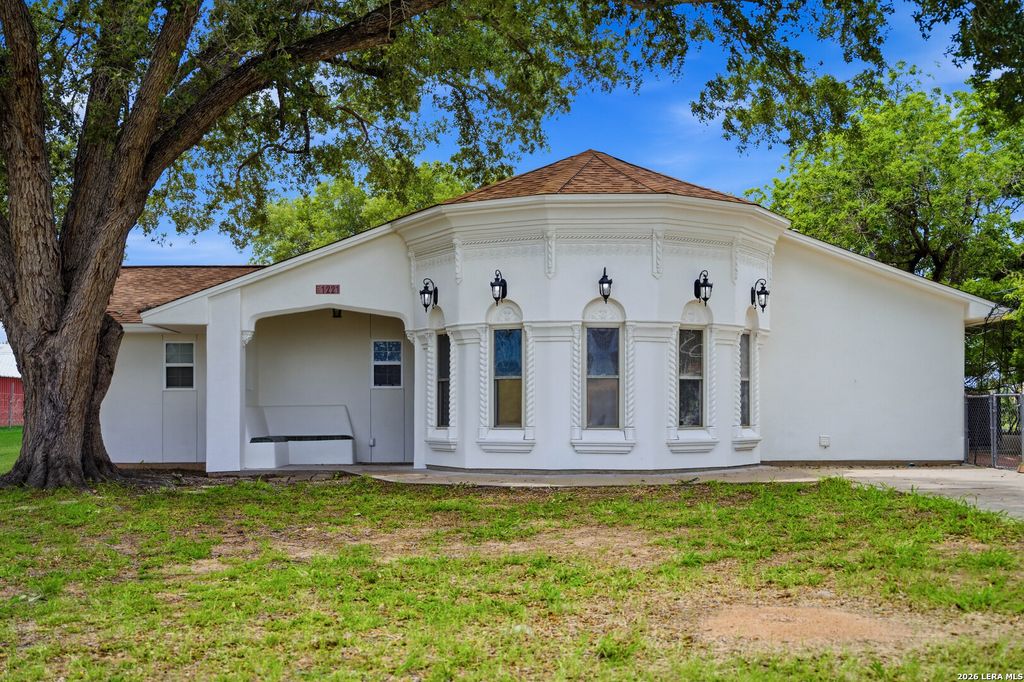 1221 ENCINO DR, Pleasanton, TX 78064