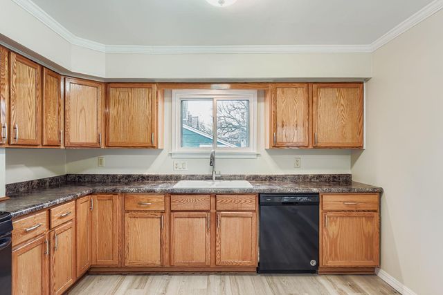 475 Lawson Ave Avenue W, Saint Paul, MN 55117