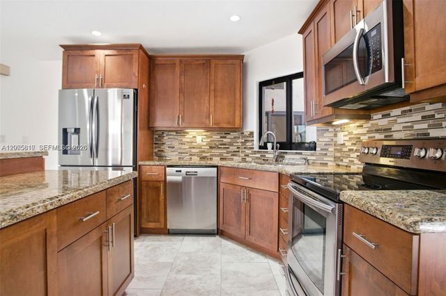 561 SW 87th Ct, Miami, FL 33174