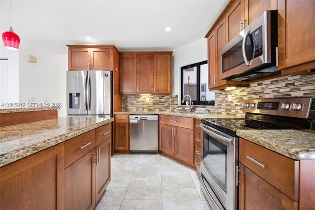 561 SW 87th Ct, Miami, FL 33174