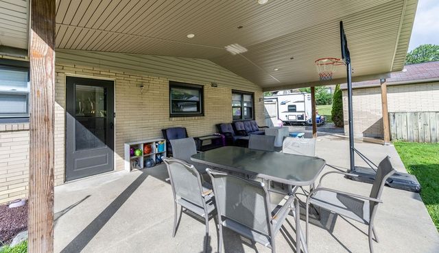 142 Emmet Dr, Chippewa Twp, PA 15010
