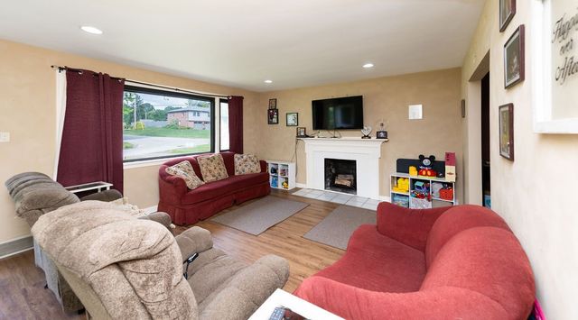 142 Emmet Dr, Chippewa Twp, PA 15010