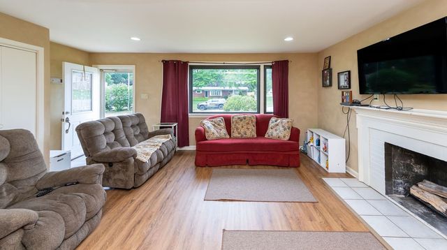 142 Emmet Dr, Chippewa Twp, PA 15010