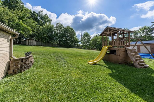 142 Emmet Dr, Chippewa Twp, PA 15010