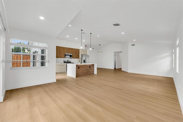 16 Gables Blvd, Weston, FL 33326