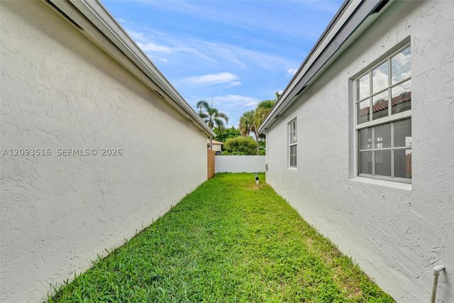 16 Gables Blvd, Weston, FL 33326