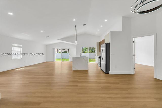 16 Gables Blvd, Weston, FL 33326