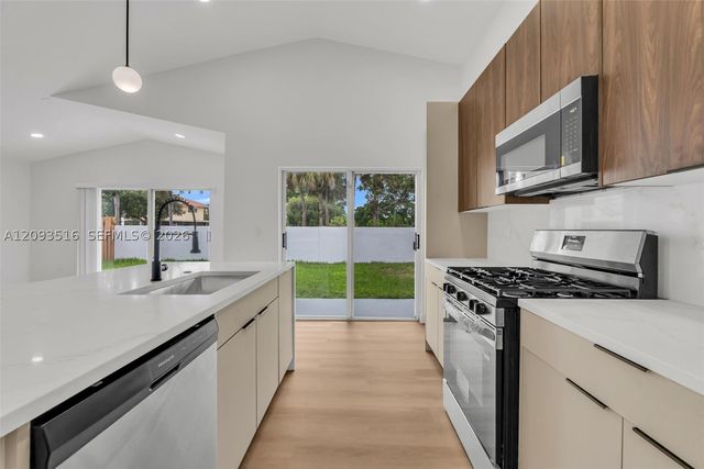 16 Gables Blvd, Weston, FL 33326