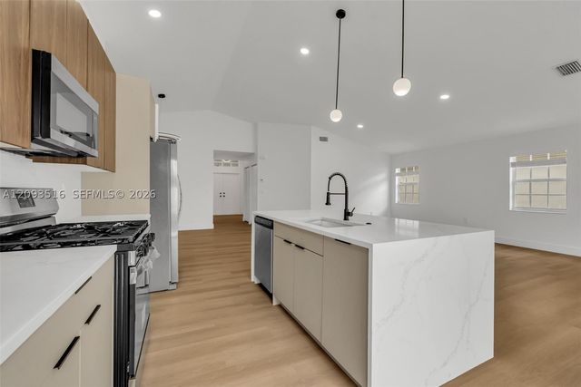16 Gables Blvd, Weston, FL 33326