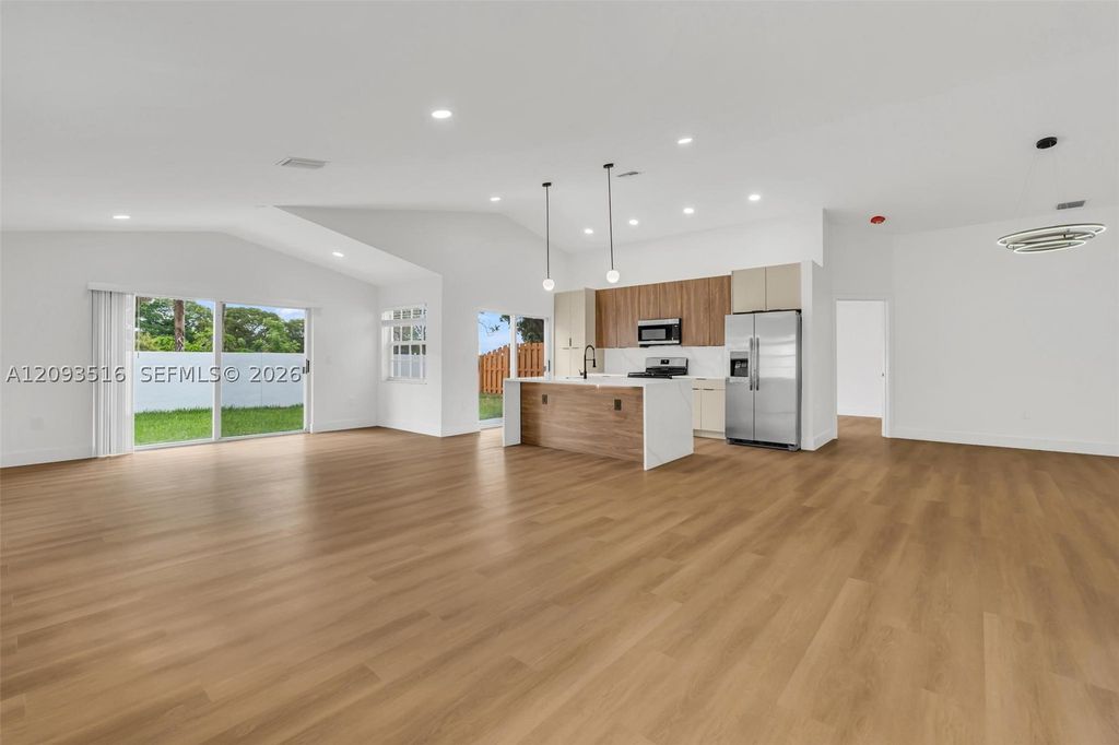 16 Gables Blvd, Weston, FL 33326