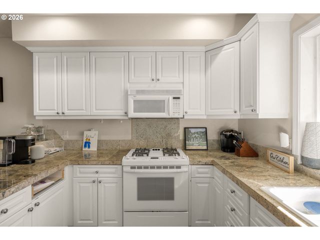 11338 Sw CAPITOL Hwy, Portland, OR 97219