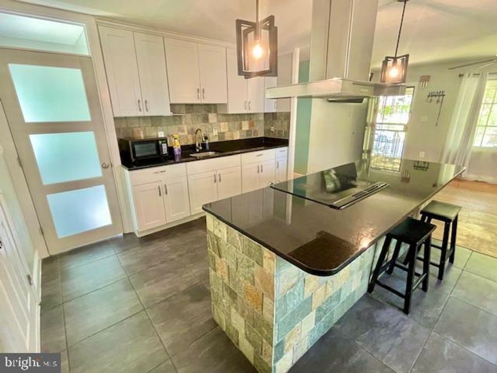 Image 10 of property listing at 5502 BELVA PL, Lanham, MD 20706