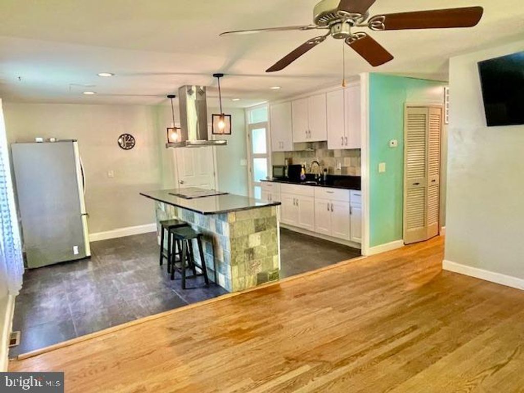 Image 13 of property listing at 5502 BELVA PL, Lanham, MD 20706
