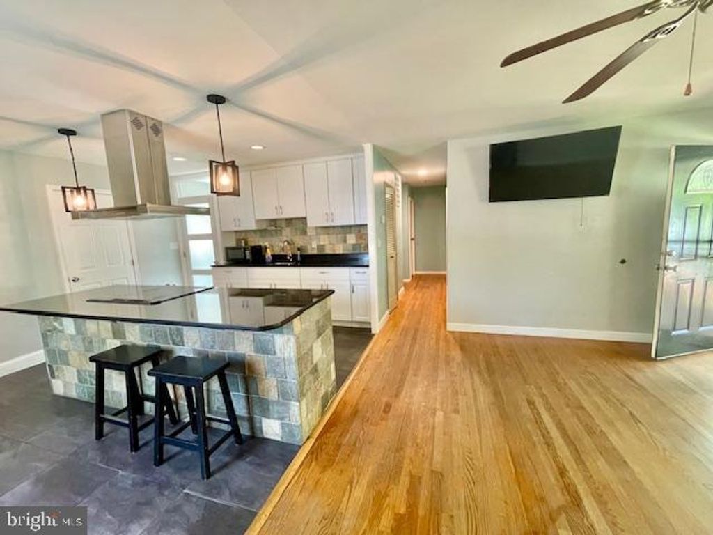 Image 14 of property listing at 5502 BELVA PL, Lanham, MD 20706