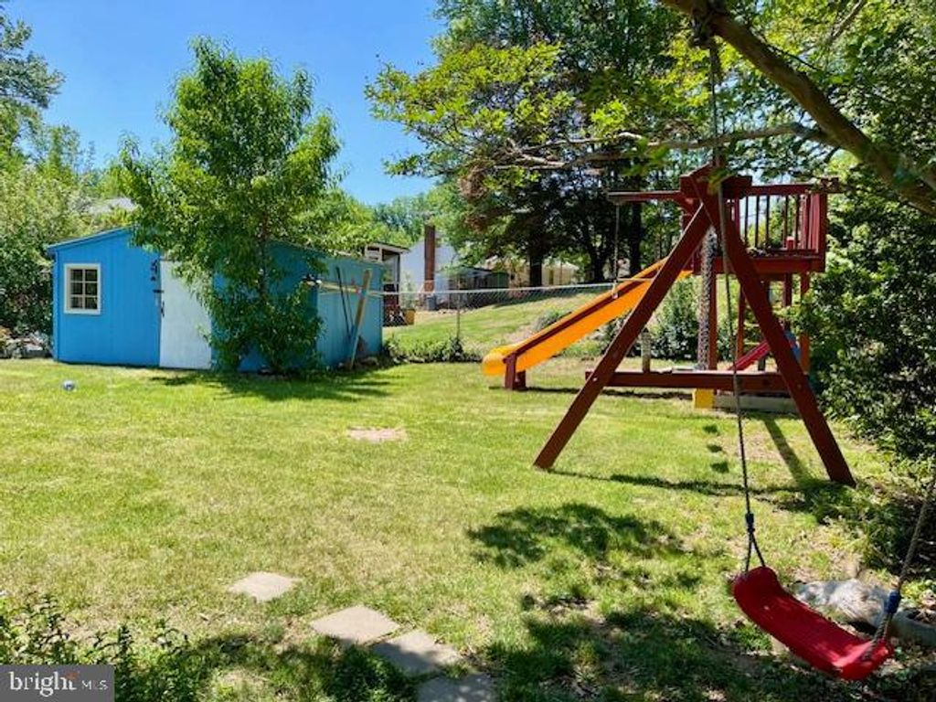 Image 6 of property listing at 5502 BELVA PL, Lanham, MD 20706