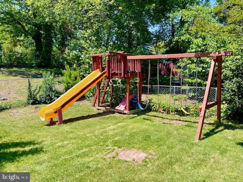 Image 7 of property listing at 5502 BELVA PL, Lanham, MD 20706