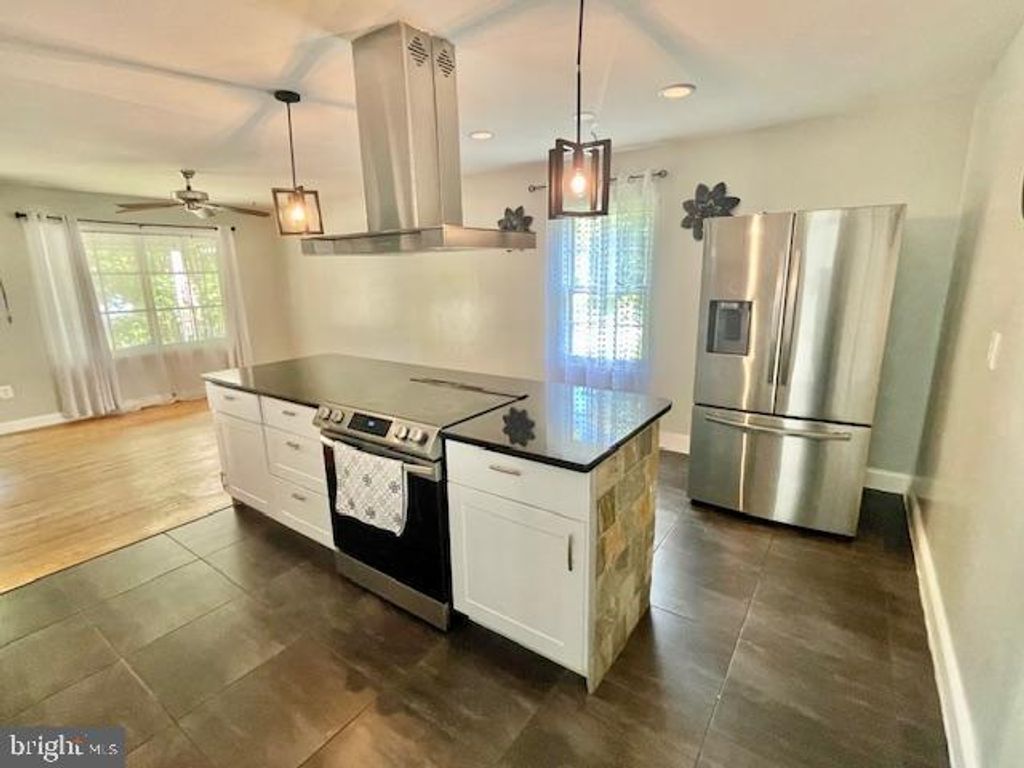 Image 9 of property listing at 5502 BELVA PL, Lanham, MD 20706