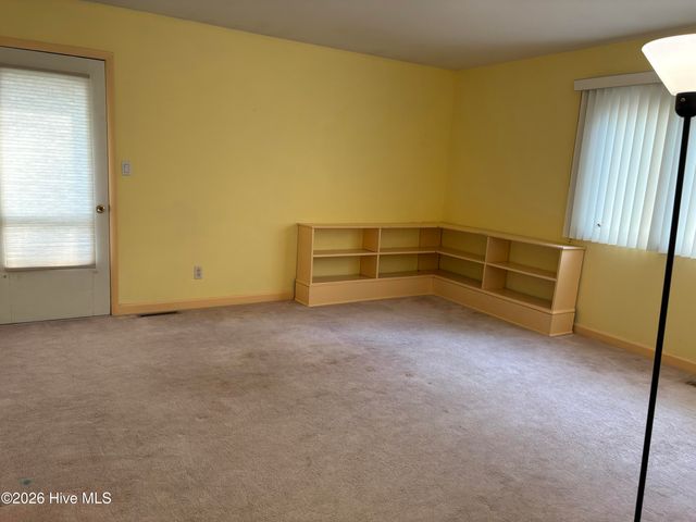 957 Sandavis Road, Southern Pines, NC 28387