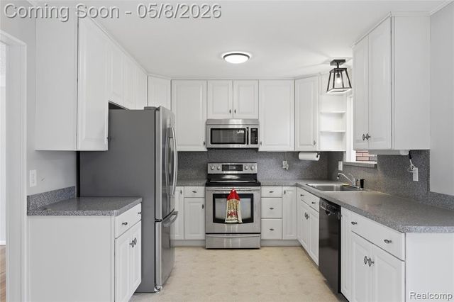 33226 Vista Way, Fraser, MI 48026