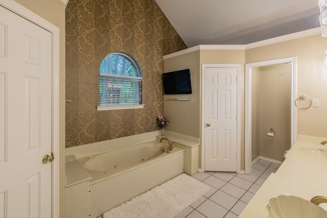 334 Meadowcreek Drive, Duncanville, TX 75137