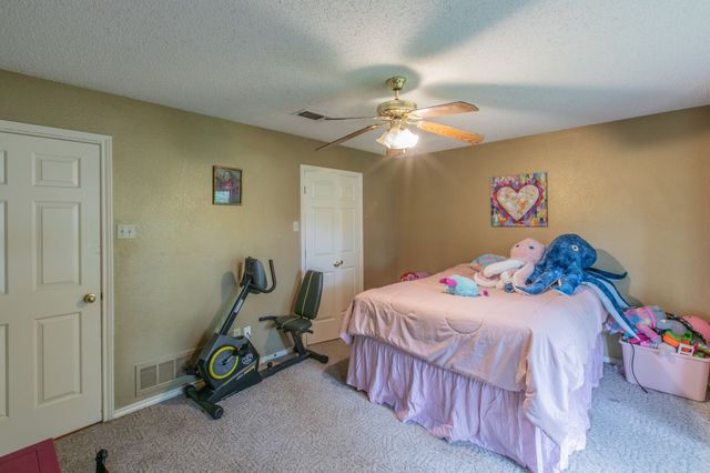 334 Meadowcreek Drive, Duncanville, TX 75137