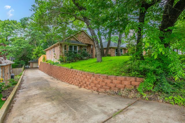 334 Meadowcreek Drive, Duncanville, TX 75137