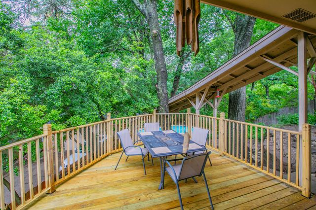 334 Meadowcreek Drive, Duncanville, TX 75137