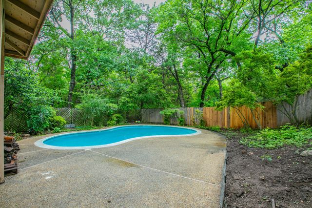 334 Meadowcreek Drive, Duncanville, TX 75137