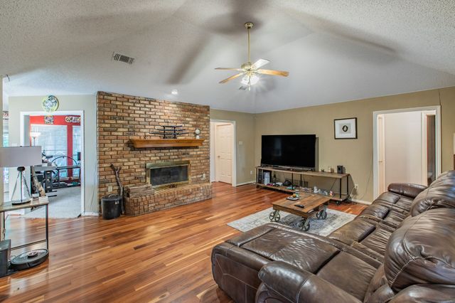 334 Meadowcreek Drive, Duncanville, TX 75137