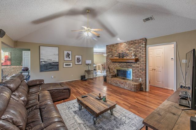 334 Meadowcreek Drive, Duncanville, TX 75137