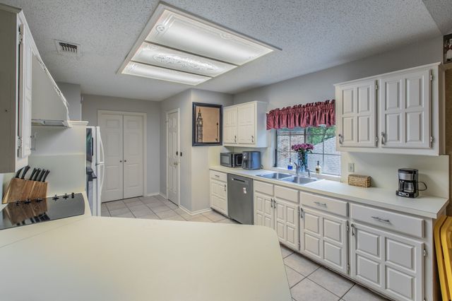 334 Meadowcreek Drive, Duncanville, TX 75137