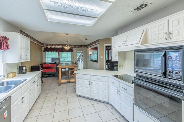 334 Meadowcreek Drive, Duncanville, TX 75137