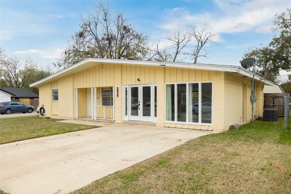 2215 13th Street, Brownwood, TX 76801
