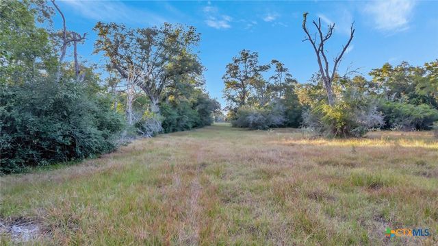 2698 County Road 284, Edna, TX 77957