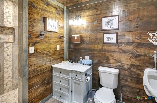 2698 County Road 284, Edna, TX 77957