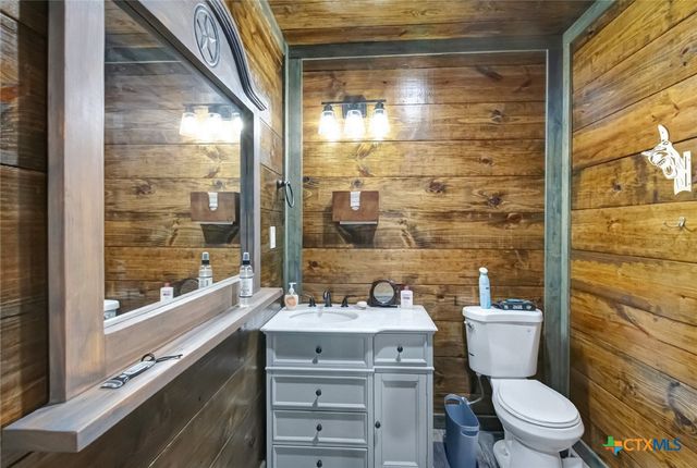 2698 County Road 284, Edna, TX 77957