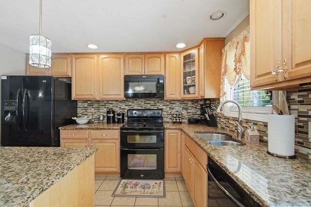 179 Cabinet St, Springfield, MA 01129