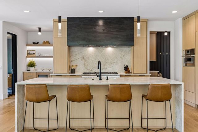 2980 Washta Bay Court, Chanhassen, MN 55331